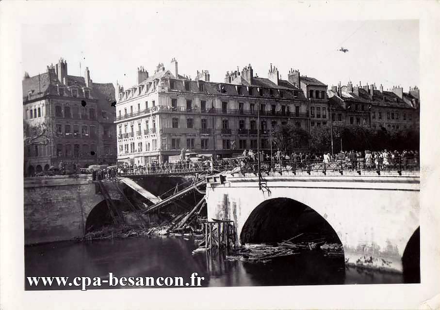 BESANÇON. Le Pont Battant, sauté à 12 heures, malgré la promesse des Allemands, le mardi 5 septembre 1944.
